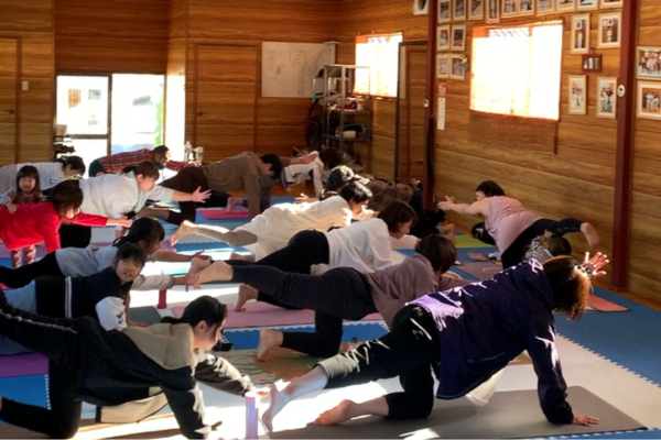 Music Yoga Party 四つ這いポーズ