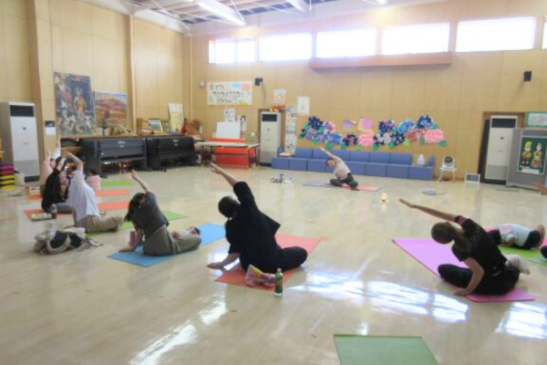 親子ヨガクラス