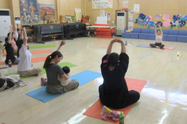 親子ヨガクラス