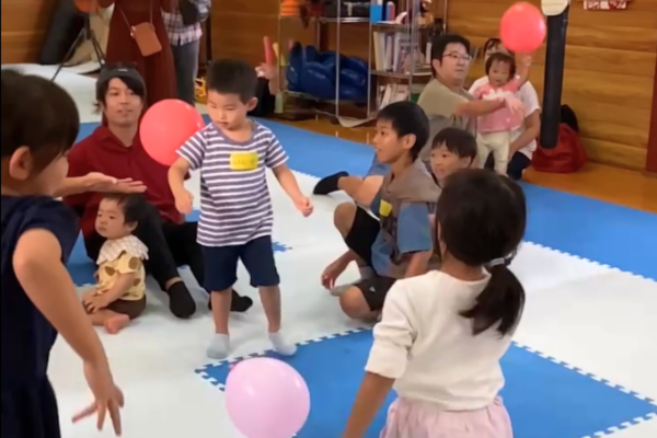 第3回ハイハイレースの様子(風船バレー)