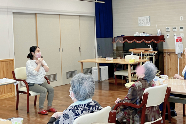 視覚に障がいのある方を対象としたヨガ教室