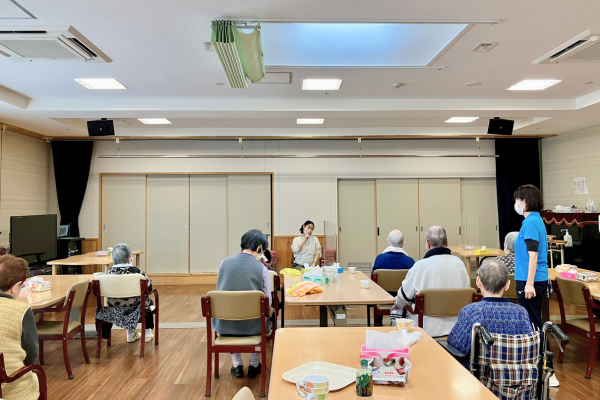 視覚に障がいのある方を対象としたヨガ教室