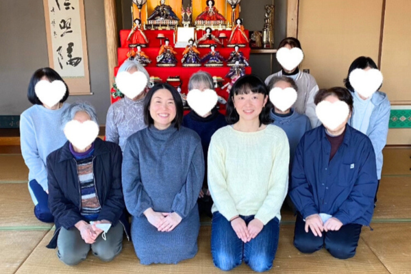 雛人形の前で、皆様と
