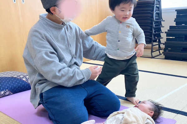 アロマキッズヨガの様子