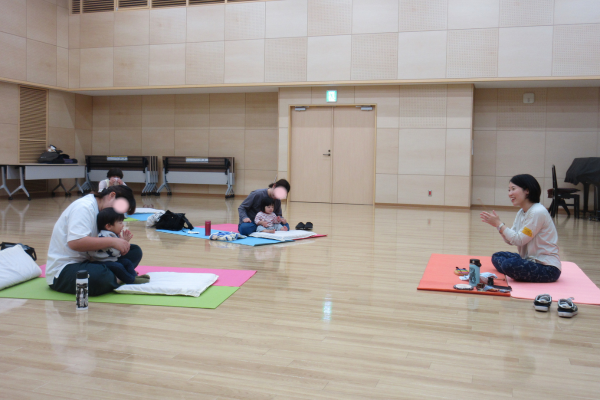 親子ヨガの様子