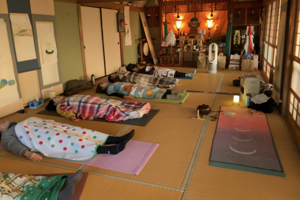 年納め瞑想会の休息のポーズ