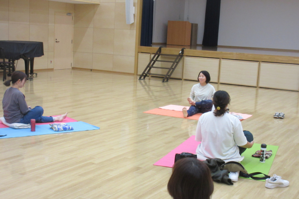 親子ヨガの様子