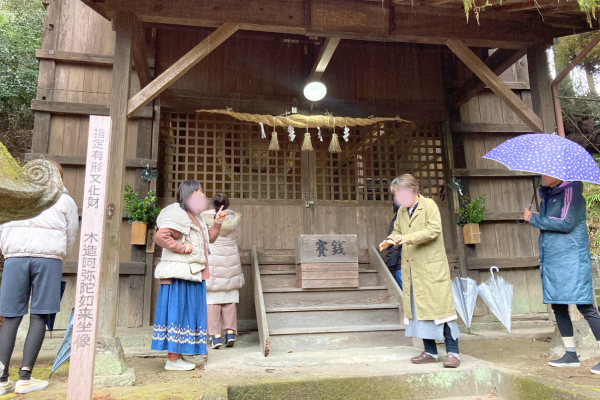 阿弥陀如来坐像の前で