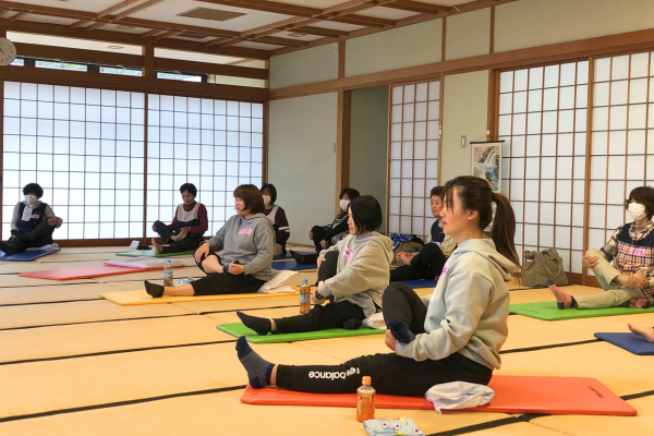 地域の子育て支援としての親子ヨガ