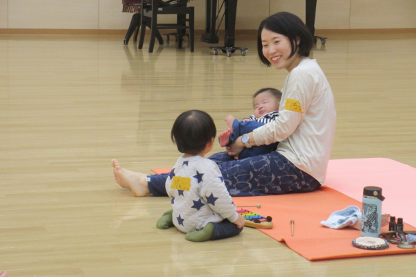 親子ヨガの様子