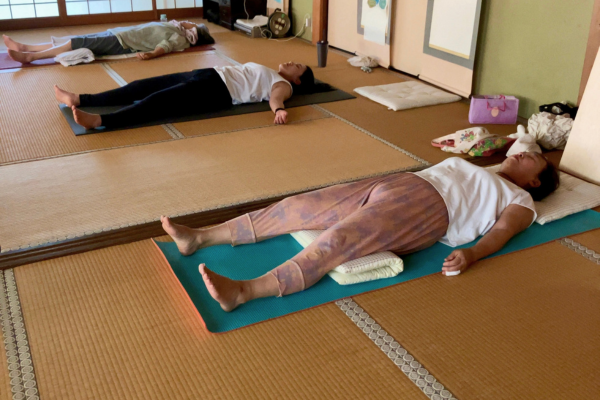 やさしいヨガクラス