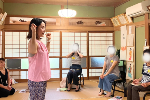 表情筋ヨガの様子