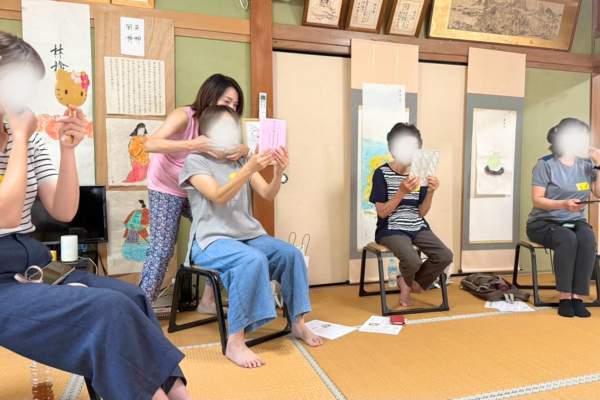 表情筋ヨガの様子